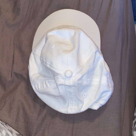 White cap - Picture 2 of 3